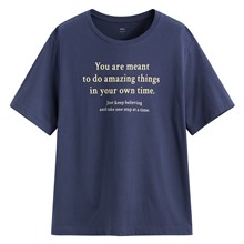 莫代爾寬版文字上衣-女