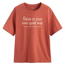 莫代爾寬版文字上衣-女