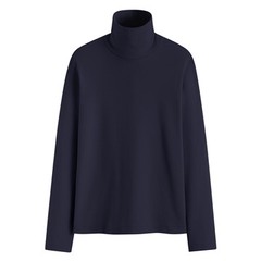 161公分/63公斤/肩寬40。
觸感舒適，偏大，高領很高。