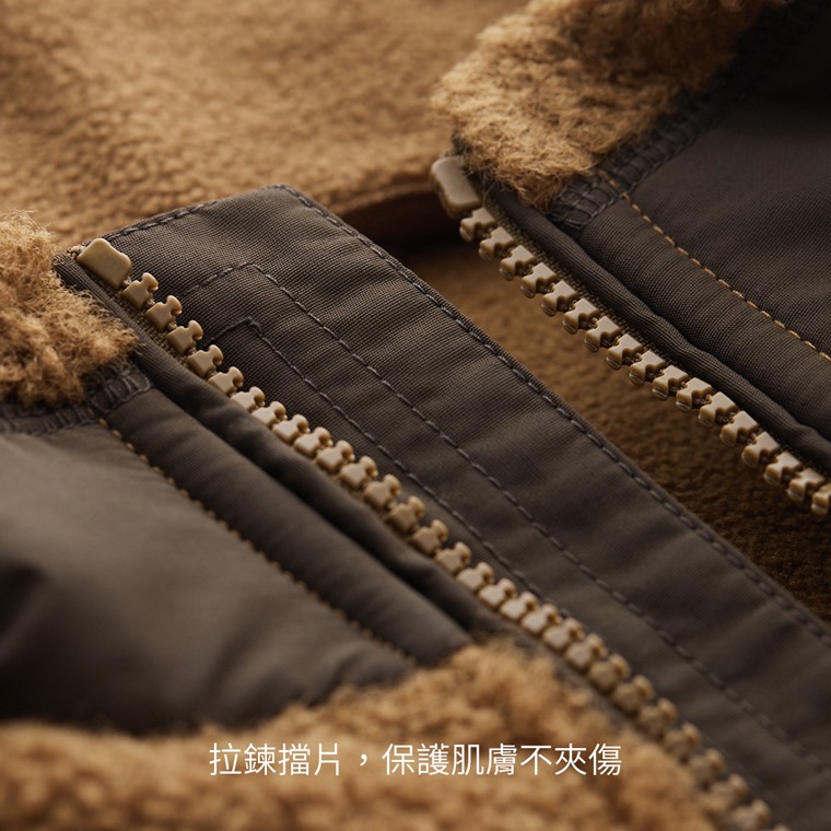仿羊羔絨拼接背心-男 - 胸前口袋設計，側口袋採拉鍊搭配刷毛內裡，外出收納更安心，暖手更舒適。