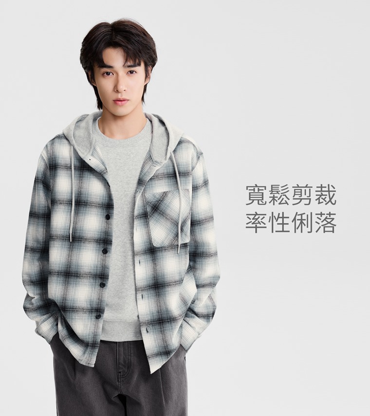 法蘭絨格紋寬版連帽長袖襯衫-男 - 寬版剪裁結合連帽設計，搭配帽繩細節，增添休閒造型感。