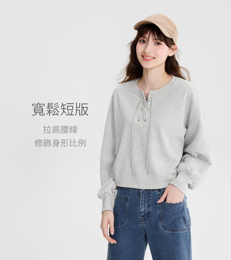 毛圈寬鬆短版繫帶上衣-女 - 短版設計搭配門襟繫帶，結合寬鬆落肩剪裁，修飾身形，打造隨興輪廓。
