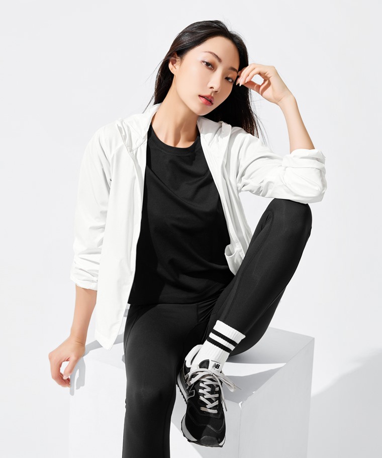 運動精選系列：女 · 抗UV輕型風衣外套,女 · 吸排拉克蘭短版T恤,女 · 吸排附口袋中度緊身褲,女 · 羅紋配條中筒襪