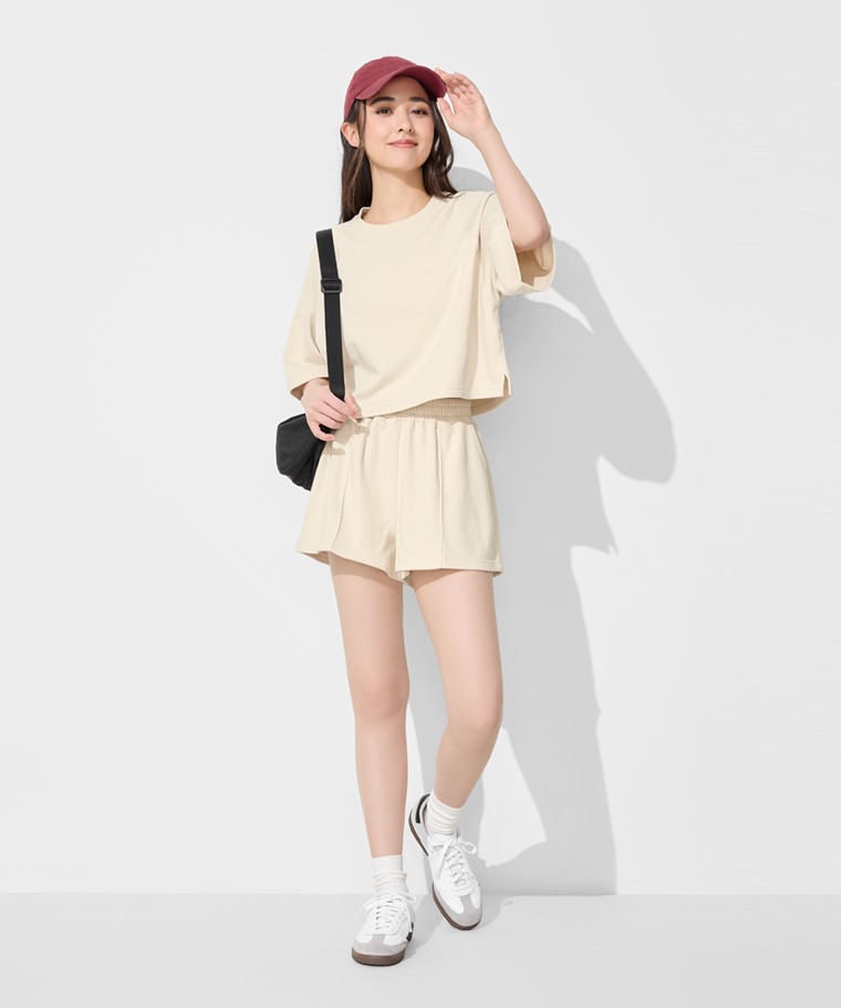 成套穿搭推薦：女 · 毛圈寬鬆休閒短褲,女 · 毛圈寬鬆短版五分袖T恤,女 · 寬羅紋中筒襪