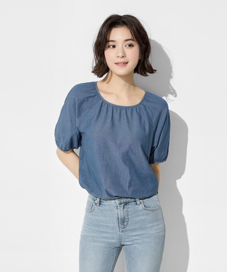 輕型牛仔泡泡袖上衣-女 - 布料經專業水洗工藝，洗淨雜質，呈現自然色澤與柔軟觸感，並提升尺寸穩定性。
