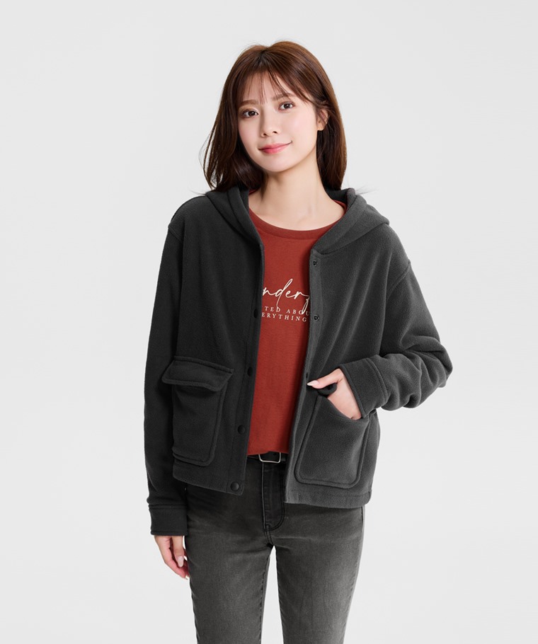 Fleece雙口袋寬短版連帽外套-女 - 雙口袋設計，兼具造型與收納小物。