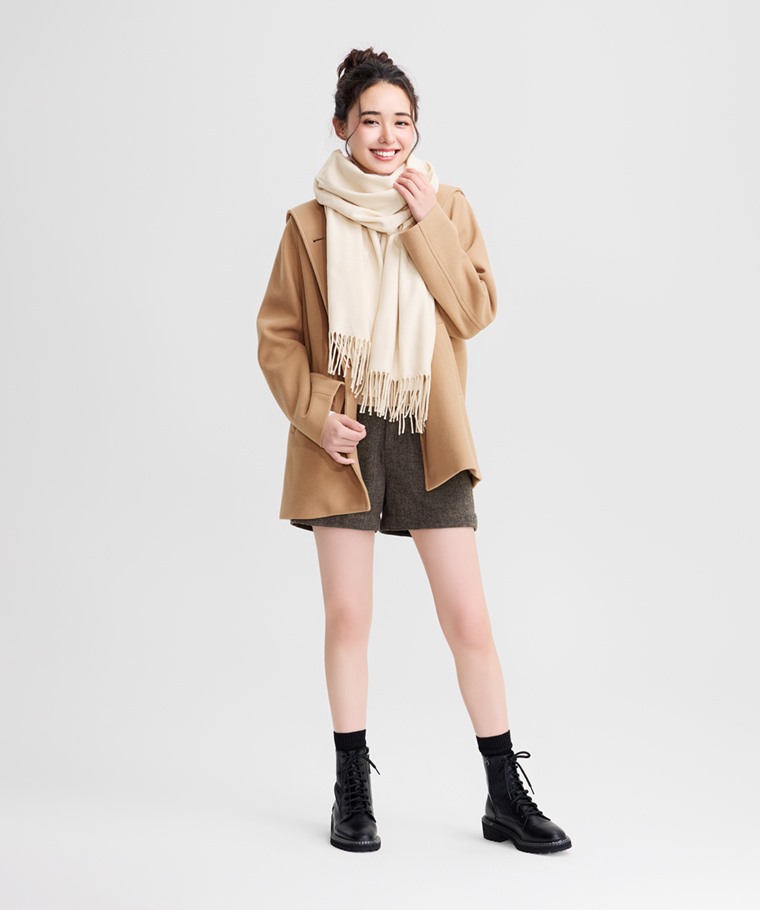 精選女裝系列：純色圍巾,女 · 仿毛呢排釦連帽大衣,女 · 素色堆堆襪