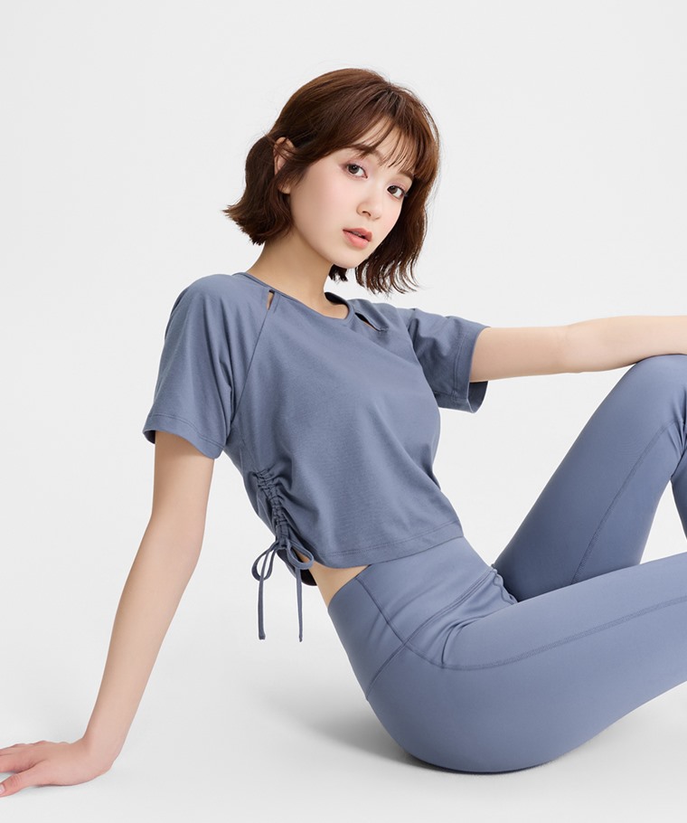 運動精選系列：女 · 吸排抽繩短版T恤,女 · 運動輕度支撐喇叭褲
