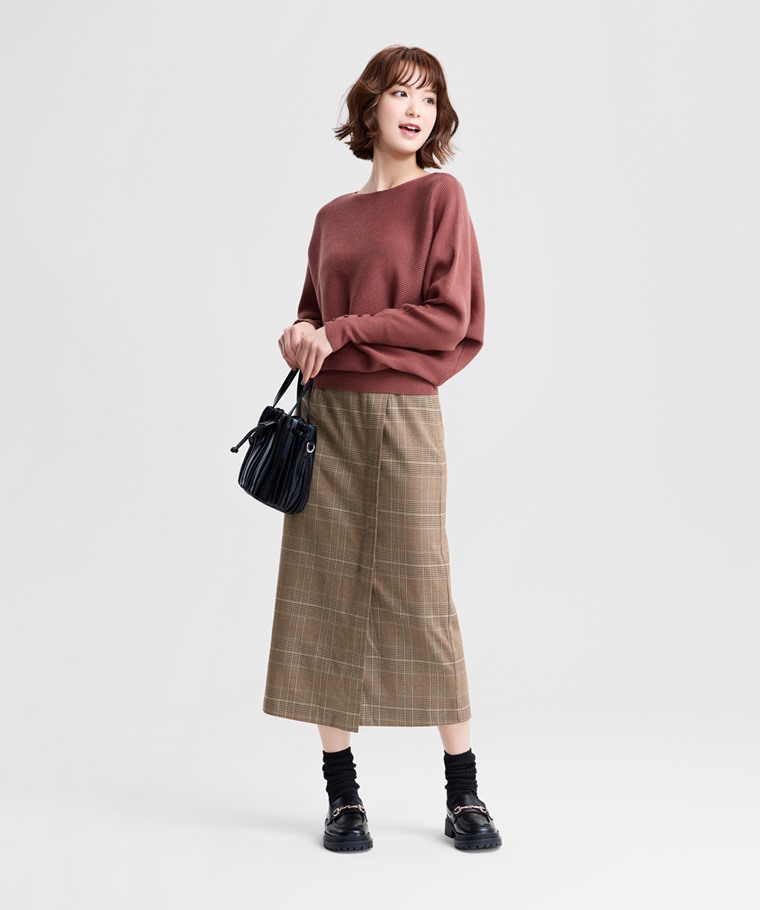 精選女裝系列：女 · 鬆緊格紋中長裙,女 · 粗針寬版連袖毛衣,女 · 素色堆堆襪