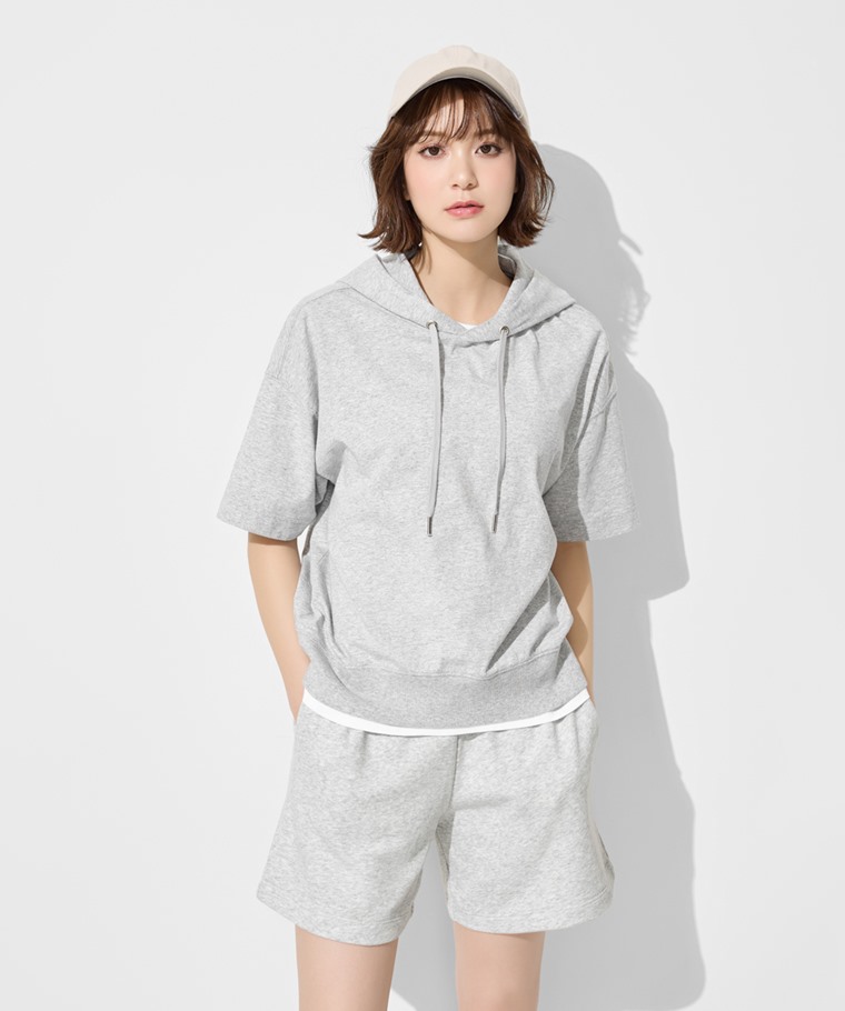 成套穿搭推薦：女 · 毛圈五分褲,女 · 純棉厚寬版連帽上衣,女 · PEKO & POKO寬版印花T恤-05