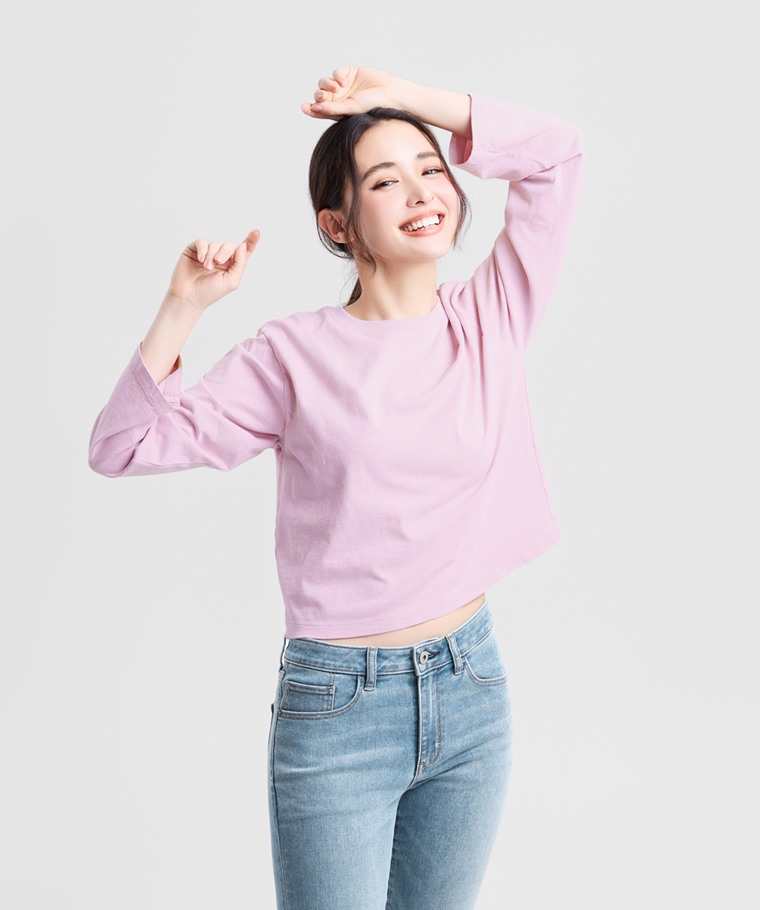 精選女裝系列：女 · 竹節棉寬短版長袖T恤,女 · 輕量靴型牛仔褲