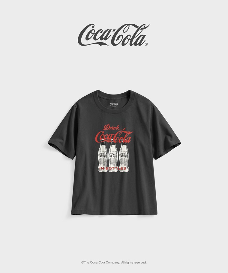 聯名系列T恤-WOMEN：女 · 可口可樂寬版印花T恤-16
