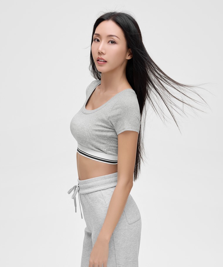 可拆式Bra莫代爾短版羅紋T恤-女 - 採用可拆式一體成型罩杯，洗滌方便，亦可替換喜歡的罩杯。