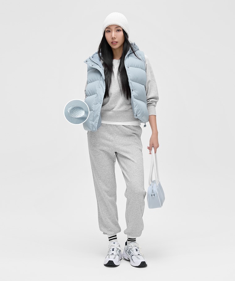 極暖羽絨寬鬆連帽背心-女 - 嚴選蓬鬆度 700+以上高品質90%羽絨，輕盈保暖不厚重；產品通過IDFL國際專業檢測，羽絨含量、蓬鬆度及清潔度皆達國際認證標準。