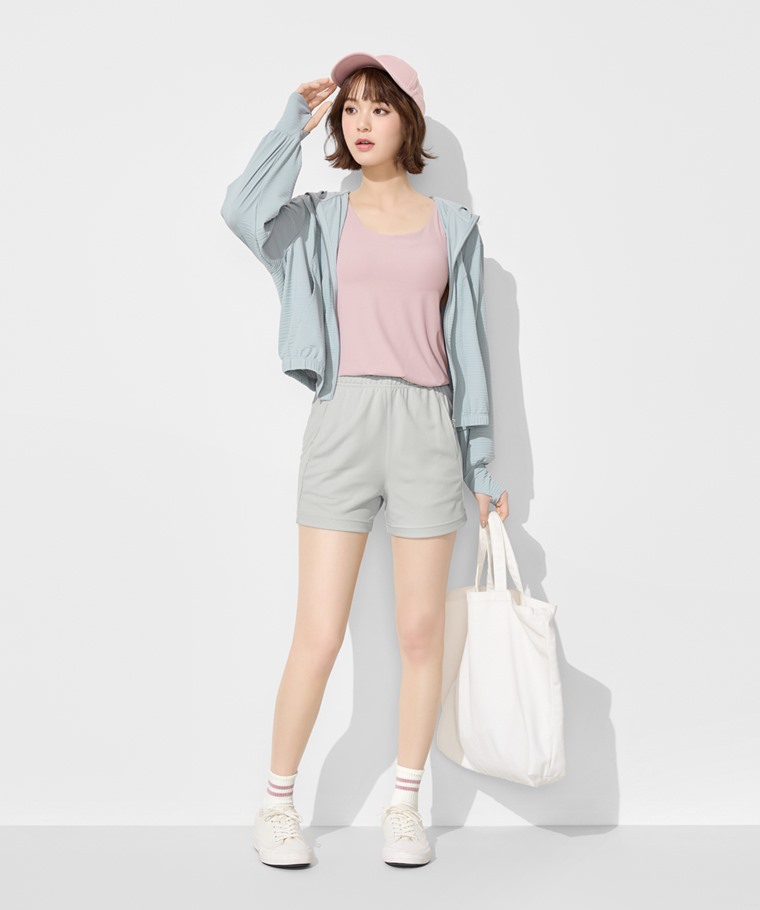 吸排運動鬆緊短褲-女 - 採用彈性布料，具備良好吸汗速乾機能，穿著乾爽不黏膩，彈力舒適且自在好動。