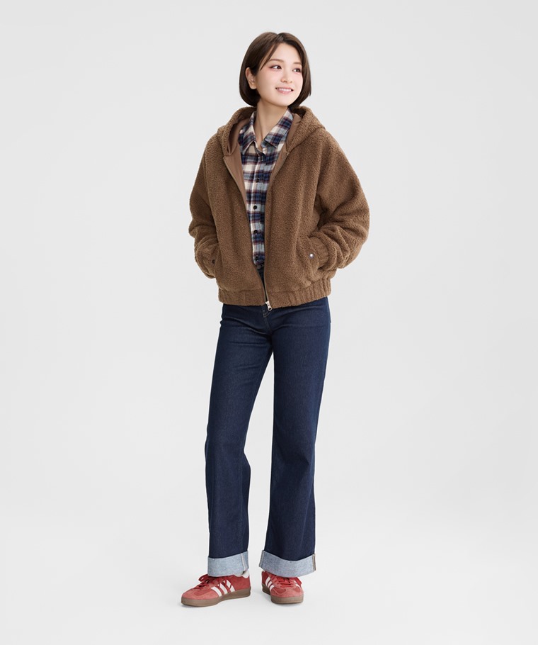 仿羊羔絨連帽外套-女 - 內裡搭配網布材質，增添細節層次與休閒感。