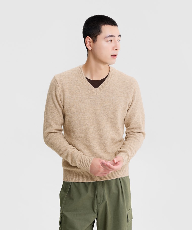 粗針V領毛衣-男 - 經典V領剪裁，俐落大方，方便搭配襯衫或上衣，展現多層次穿搭。