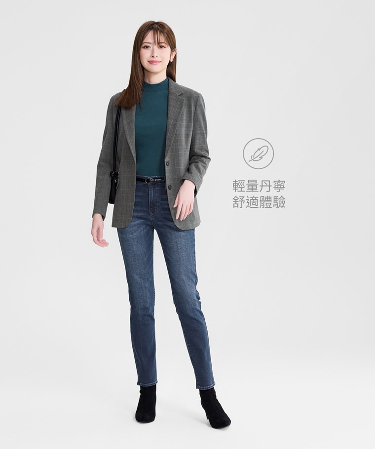 輕量修身直筒牛仔褲-女 - 專為夏天打造的輕量彈性牛仔布料，輕薄舒適，自在好動。