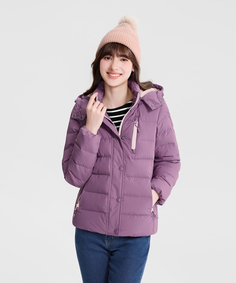 極暖羽絨機能外套-女 - 可拆式連帽搭配帽簷調節釦，一衣兩穿，自由調整大小，輕鬆應對多變天氣。