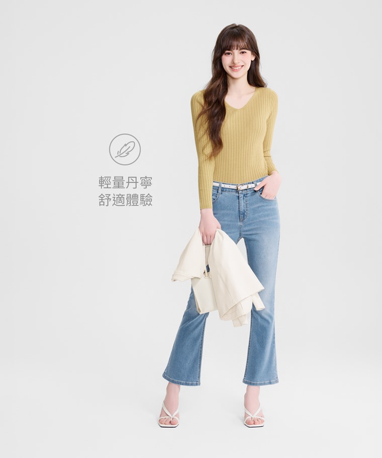 輕量高腰靴型九分牛仔褲-女 - 專為夏天打造的輕量牛仔布料，結合高品質萊卡彈性纖維，輕薄親膚且彈力舒適。