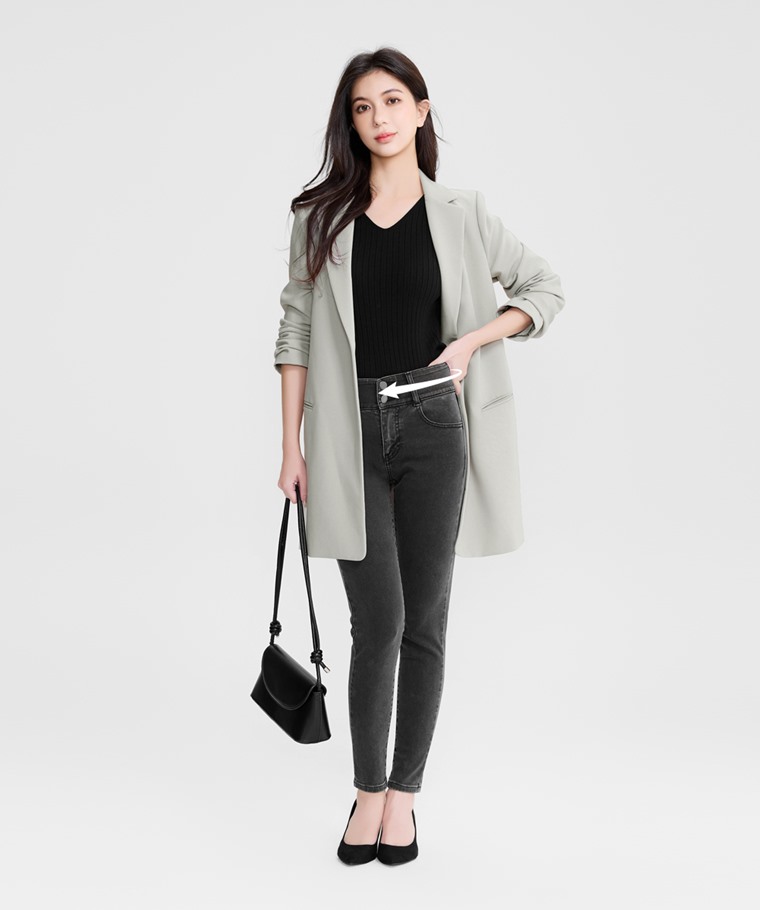 排釦收腹緊身牛仔褲-女 - 布料添加高品質萊卡彈性纖維，經專業水洗工藝處理，洗淨雜質，呈現自然色澤，彈性親膚。