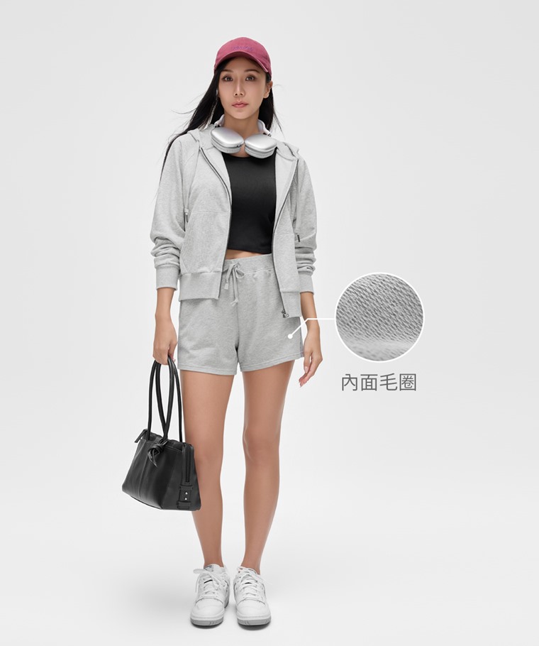 小毛圈口袋短褲-女 - 舒適棉感布料搭配內面毛圈織法，手感細緻柔軟，親膚透氣。