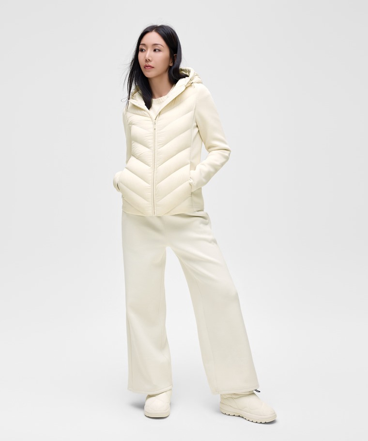 極輕羽絨拼接連帽外套-女 - 側邊彈性針織拼接設計，俐落修身不臃腫。
