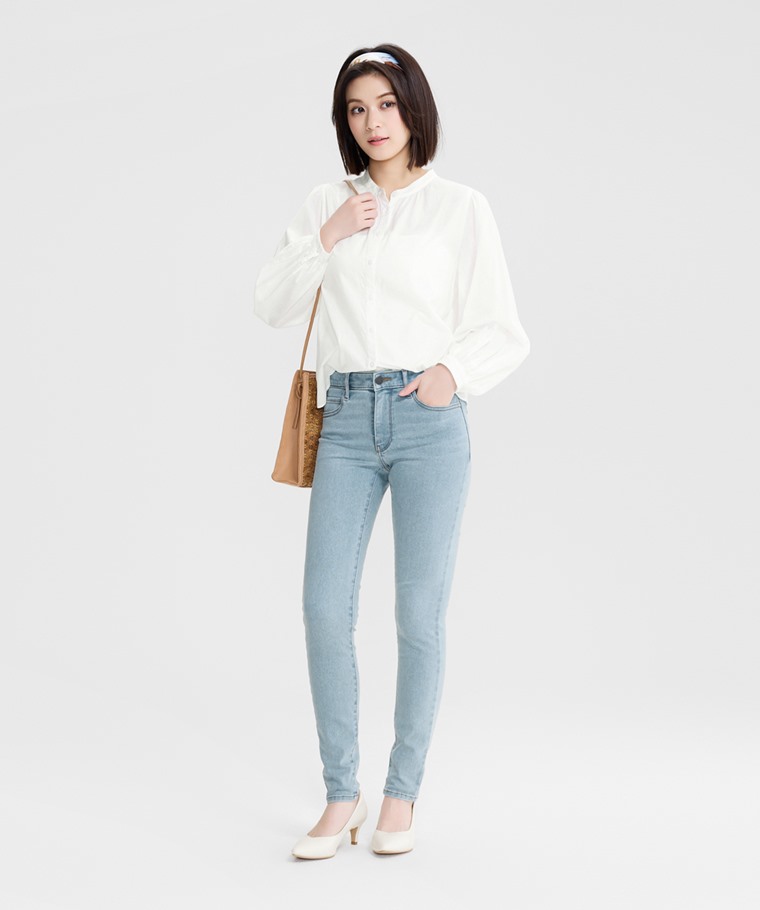 特彈窄管牛仔褲-女 - 特彈牛仔布料結合嫘縈與高品質萊卡彈性纖維，具備良好伸展性，帶來細膩柔滑膚觸，活動自如。