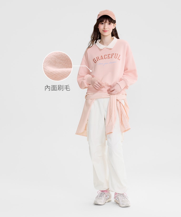 刷毛文字印花寬版上衣-女 - 寬鬆落肩剪裁結合領片配色設計，修飾身形，輕鬆展現休閒風格。