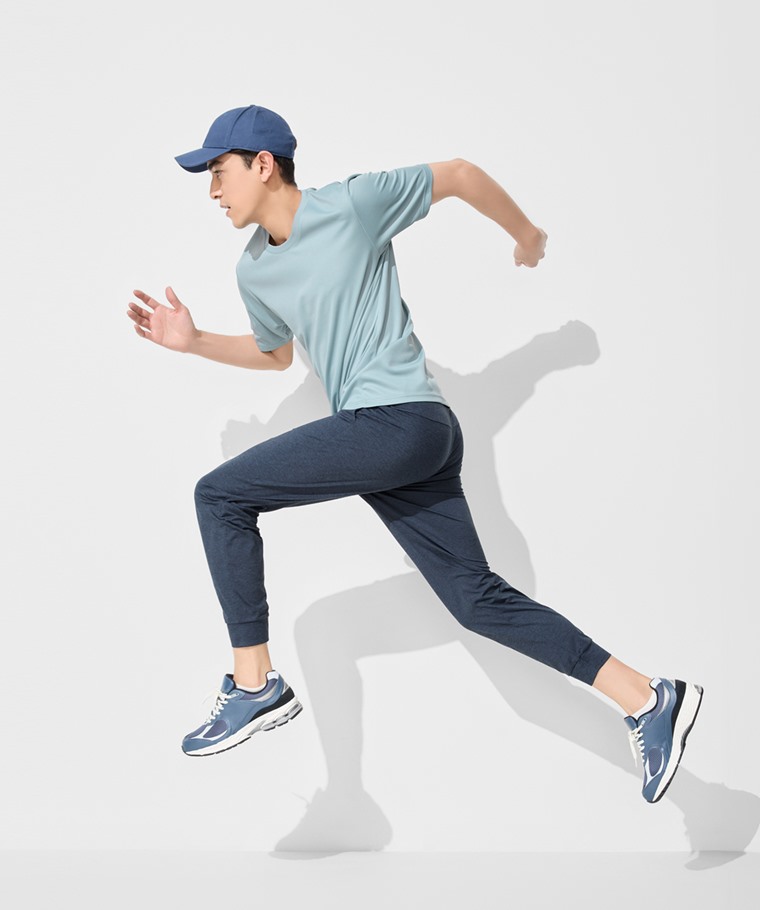 運動精選系列：男 · 吸排圓領T恤,男 · 彈性運動束口褲,男 · 素色踝襪(3入)