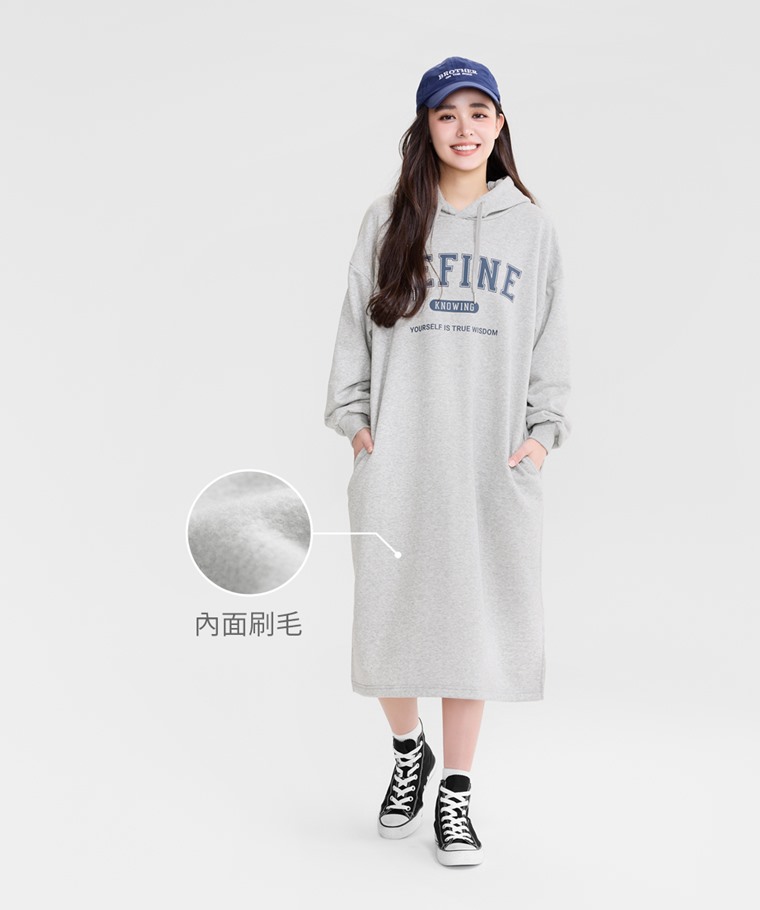 刷毛寬版文字印花連帽洋裝-女 - 寬版連帽剪裁搭配帽繩細節，增添休閒造型感。