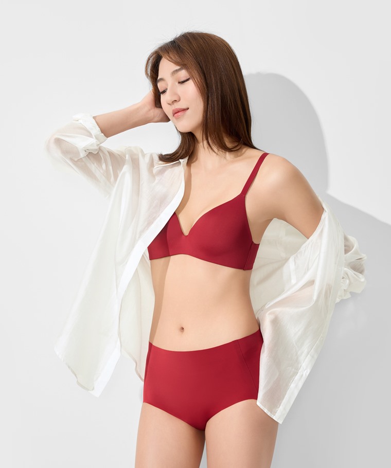 宅家舒適家居系列：女 · 無痕高腰內褲,女 · 柔光透膚寬版襯衫,女 · 無鋼圈輕型內衣