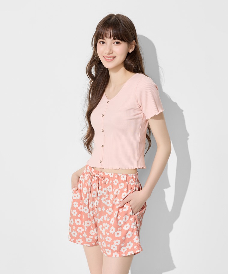 宅家舒適家居系列：女 · Miffy and Friends嫘縈短褲,女 · 羅紋V領鈕釦T恤