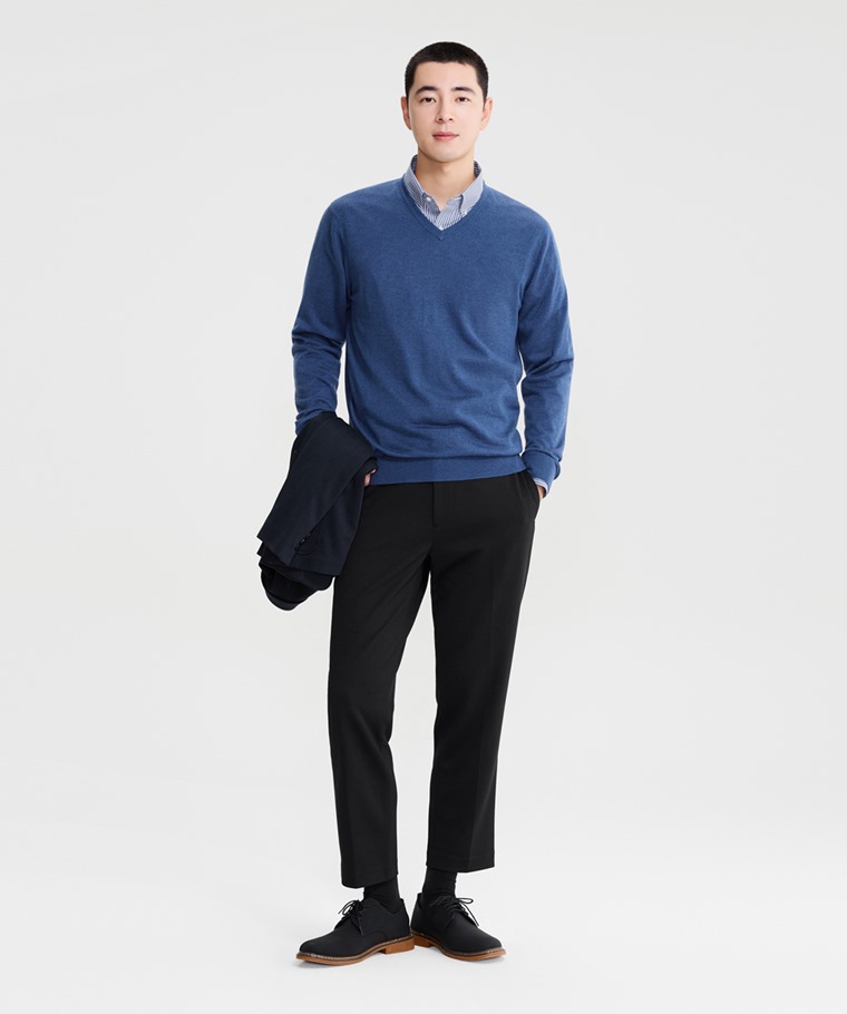 美麗諾羊毛混紡V領毛衣-男 - 採用粗針織法，手感溫潤，提供舒適保暖的穿著體驗。