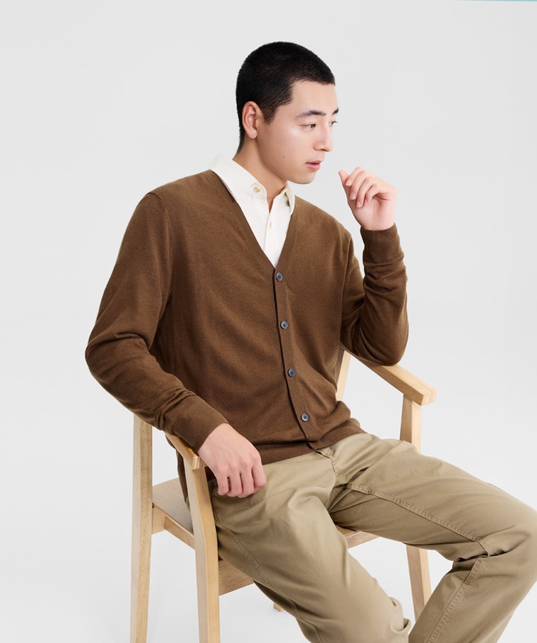 美麗諾羊毛混紡針織外套-男 - 經典針織外套剪裁，保暖且輕盈修身。