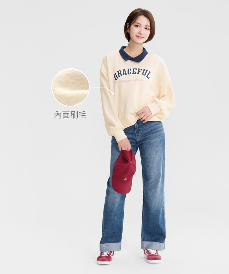 刷毛文字印花寬版上衣-女 - 寬鬆落肩剪裁結合領片配色設計，修飾身形，輕鬆展現休閒風格。