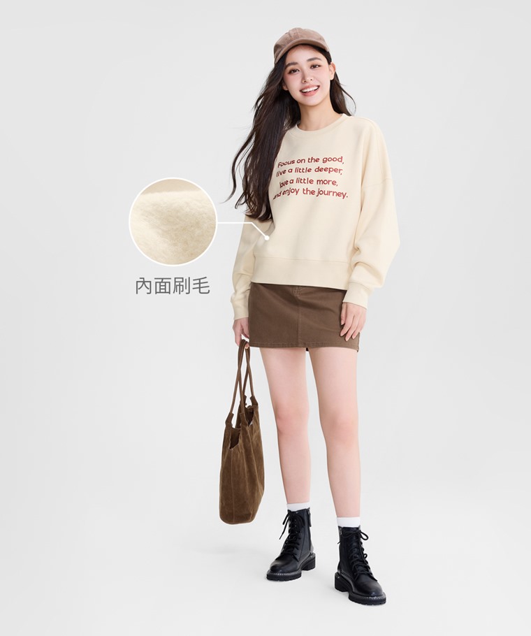 刷毛寬短版文字印花圓領衫-女