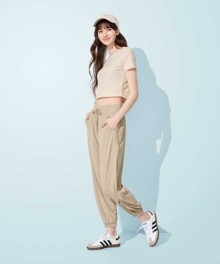 涼感輕薄束口褲-女 - 經典束口褲版型設計，褲口開衩更加透氣，俐落實穿。
