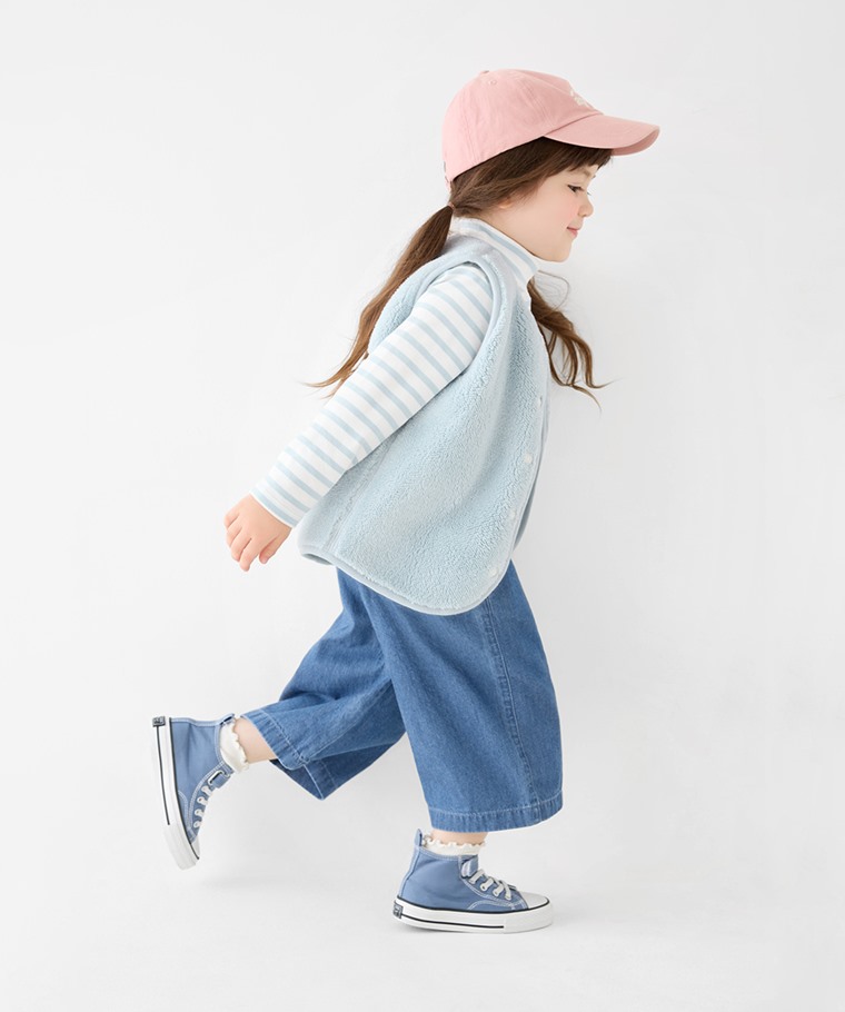 軟牛仔純棉寬褲-童 - 布料經專業水洗工藝，洗淨雜質，呈現自然色澤並保持尺寸穩定性。