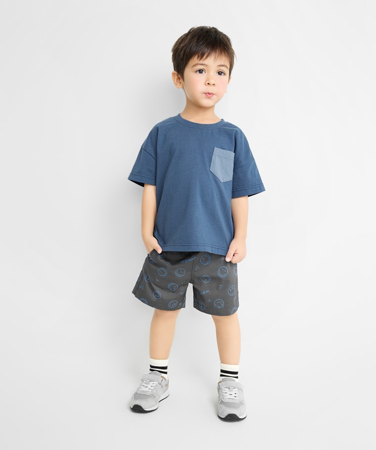 春夏童裝新品：童 · SmileyWorld®輕便鬆緊短褲,童 · 毛圈配條中筒襪,童 · 純棉寬版口袋T恤