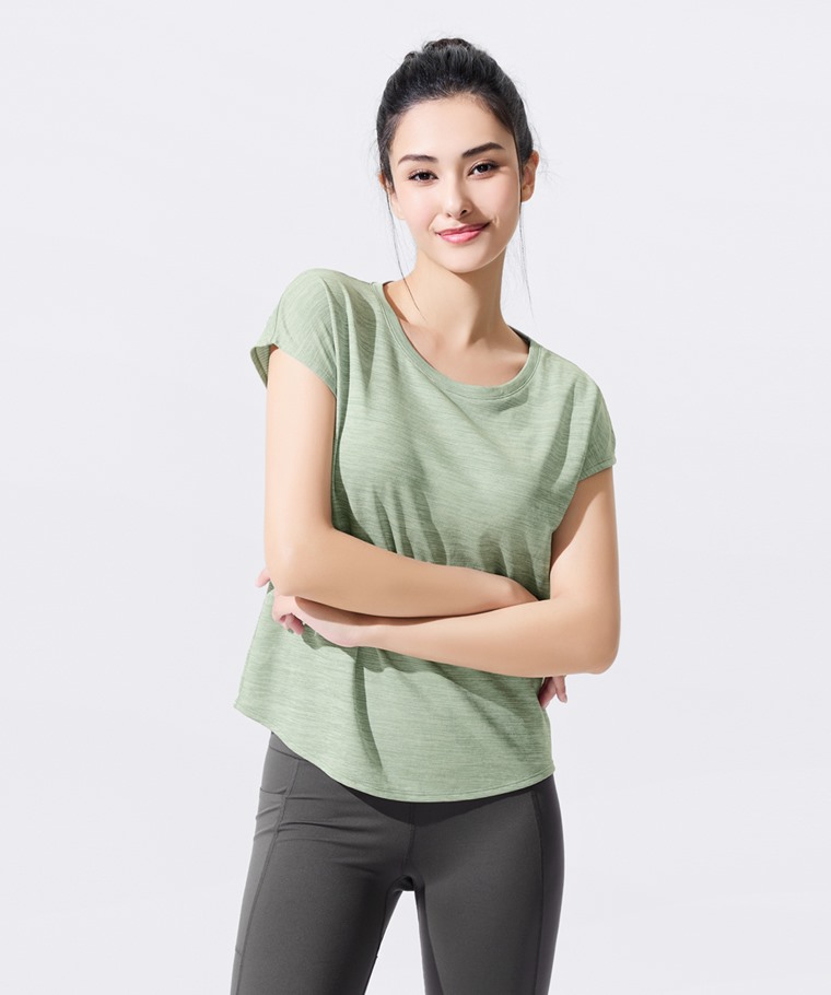 運動精選系列：女 · 吸排連袖寬版上衣,女 · 吸排附口袋中度五分緊身短褲