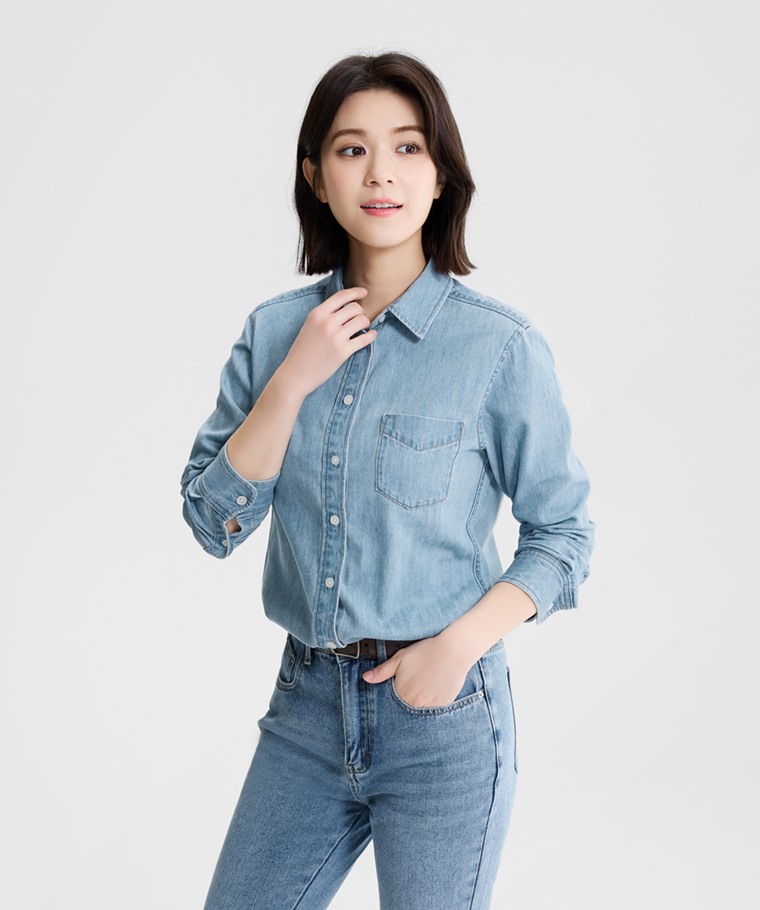 牛仔長袖襯衫-女 - 布料經專業水洗工藝，洗淨雜質，呈現自然色澤與柔軟觸感，保持尺寸穩定。