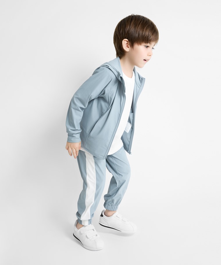 成套穿搭推薦：童 · 運動涼感抗UV配色束口褲,童 · 純棉圓領T恤,童 · 涼感抗UV連帽外套