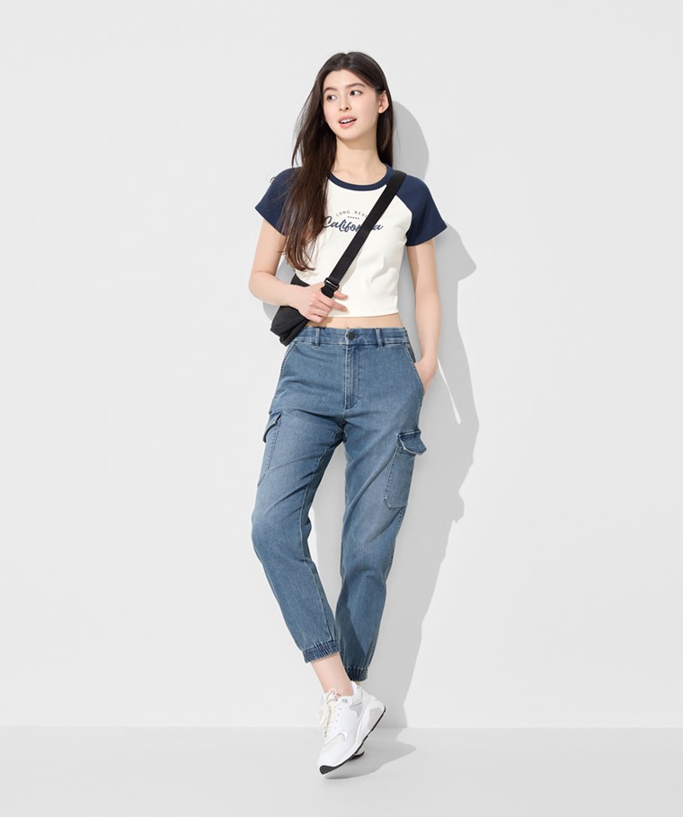 春季新品上市：男 · 工裝牛仔束口褲,女 · 羅紋拉克蘭袖文字印花短版T恤