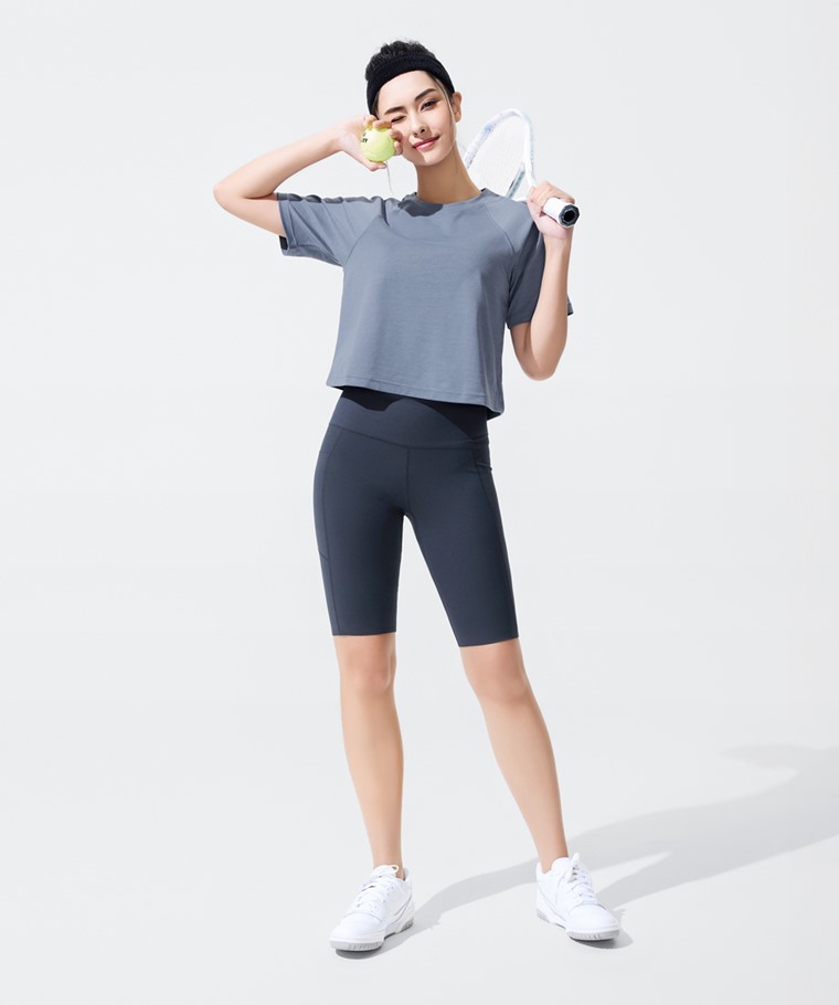 運動精選系列：女 · 吸排附口袋中度五分緊身短褲,女 · 吸排拉克蘭短版T恤