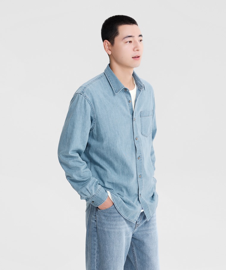 牛仔長袖襯衫-男 - 布料經專業水洗工藝，洗淨雜質，呈現自然色澤與柔軟觸感，保持尺寸穩定。