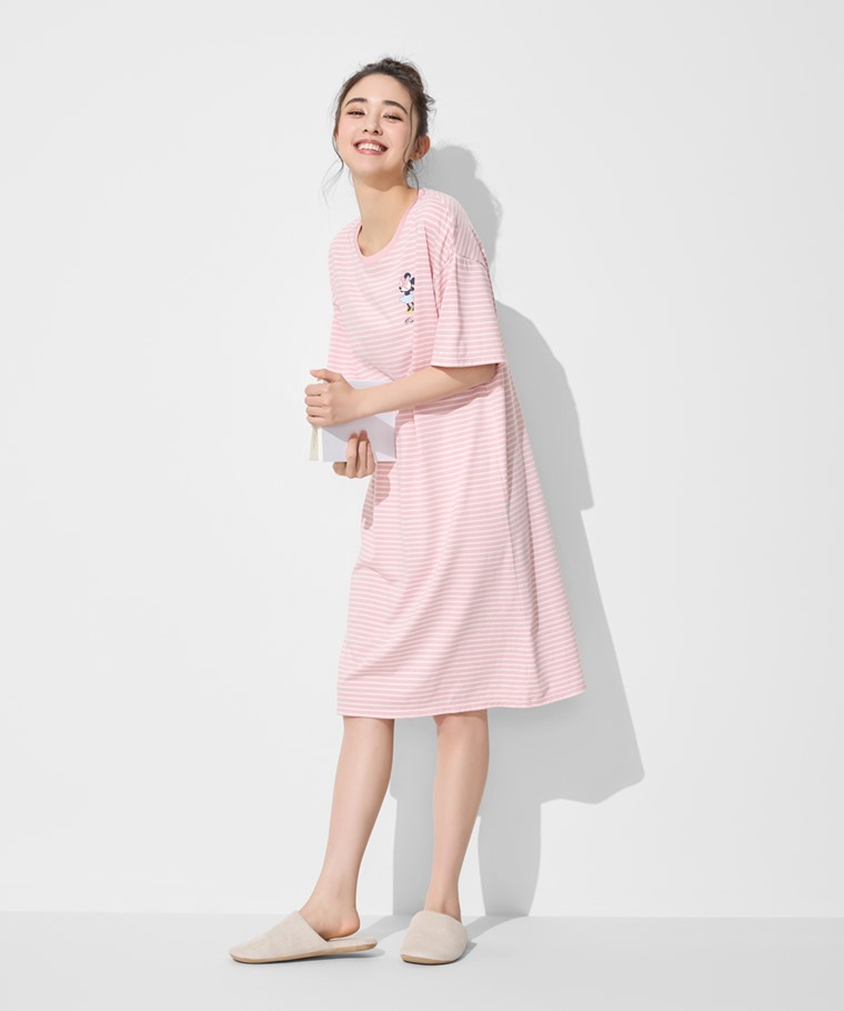 宅家舒適家居系列：女 · 迪士尼系列莫代爾條紋家居洋裝