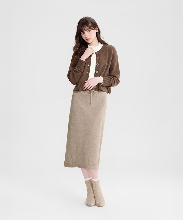 秋冬女裝新品：女 · 柔軟針織長裙,女 · 寬羅紋中筒襪,女 · 短版開衩針織外套,女 · 羅紋木耳邊立領T恤