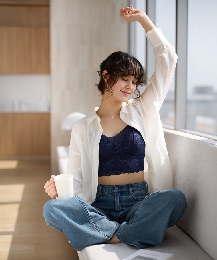 精選特輯：女 · Bra蕾絲V領無痕細肩帶背心,女 · 垂墜感牛仔寬褲,女 · 棉質透膚長袖襯衫