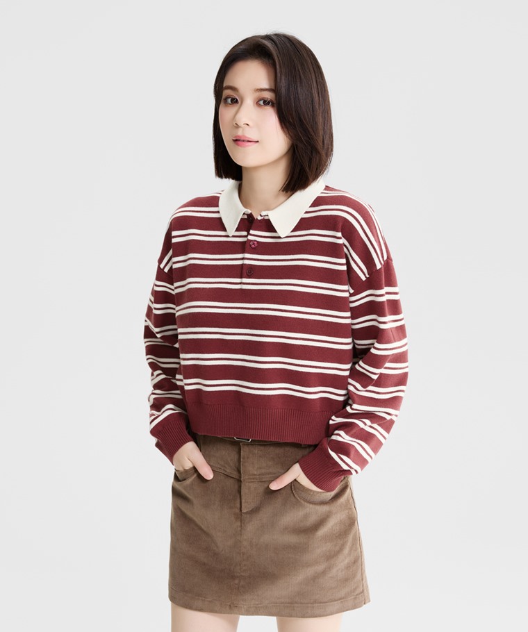 寬短版條紋polo領毛衣-女 - 寬短版剪裁結合 polo 領與經典條紋設計，展現休閒百搭風格。